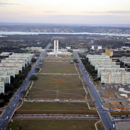 Imagem aérea da esplanada dos ministérios, em Brasília, com o Congresso ao centro e os ministérios nas laterais