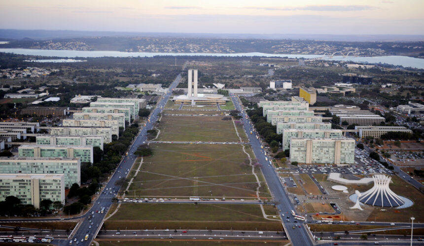 Imagem aérea da esplanada dos ministérios, em Brasília, com o Congresso ao centro e os ministérios nas laterais